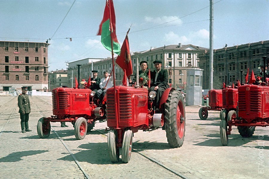 Белорусские трактора уже в конце 1940-х — начале 1950-х символизировали БССР и на парадах, и в жизни.
