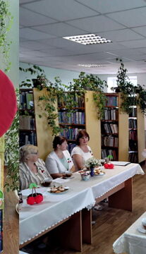 «Вишня красные серёжки по ветвям развесила»