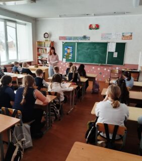 Библиотечный урок «Защитником быть – Родине служить»