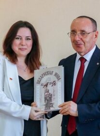 Ігар Капылоў прэзентаваў на Пастаўшчыне сваю новую кнігу «Беларуская мова: ад А да Я»