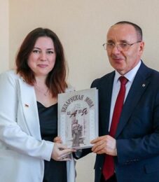 Ігар Капылоў прэзентаваў на Пастаўшчыне сваю новую кнігу «Беларуская мова: ад А да Я»