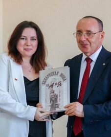 Ігар Капылоў прэзентаваў на Пастаўшчыне сваю новую кнігу «Беларуская мова: ад А да Я»