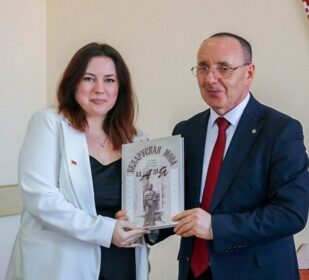 Ігар Капылоў прэзентаваў на Пастаўшчыне сваю новую кнігу «Беларуская мова: ад А да Я»