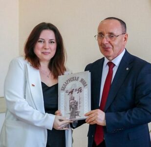 Ігар Капылоў прэзентаваў на Пастаўшчыне сваю новую кнігу «Беларуская мова: ад А да Я»