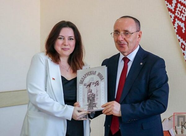 Ігар Капылоў прэзентаваў на Пастаўшчыне сваю новую кнігу «Беларуская мова: ад А да Я»