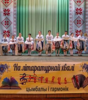 «Паэтычнае слова на далонях жанчыны»: у канцэртнай зале чыталі вершы пра мацярынства і каханне