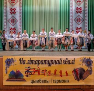 «Паэтычнае слова на далонях жанчыны»: у канцэртнай зале чыталі вершы пра мацярынства і каханне